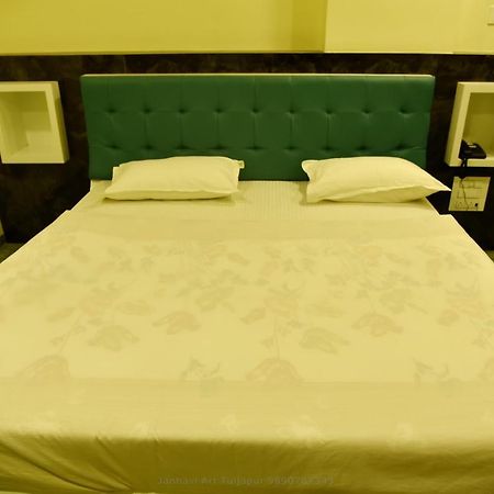 Pawan Executive Tuljapur Esterno foto