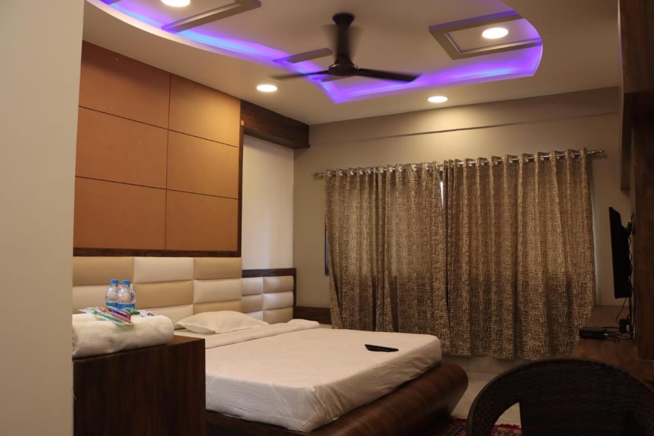 Pawan Executive Tuljapur Esterno foto