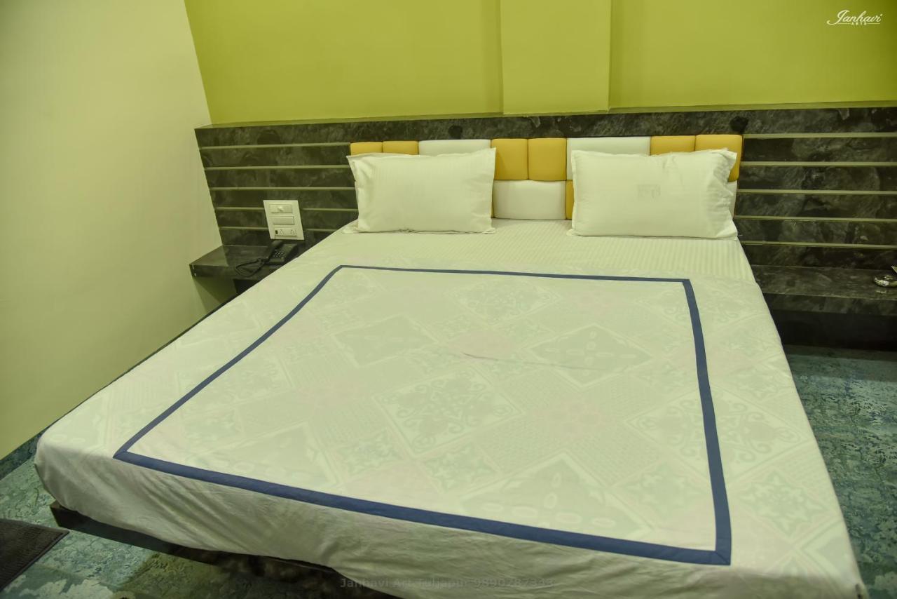 Pawan Executive Tuljapur Esterno foto