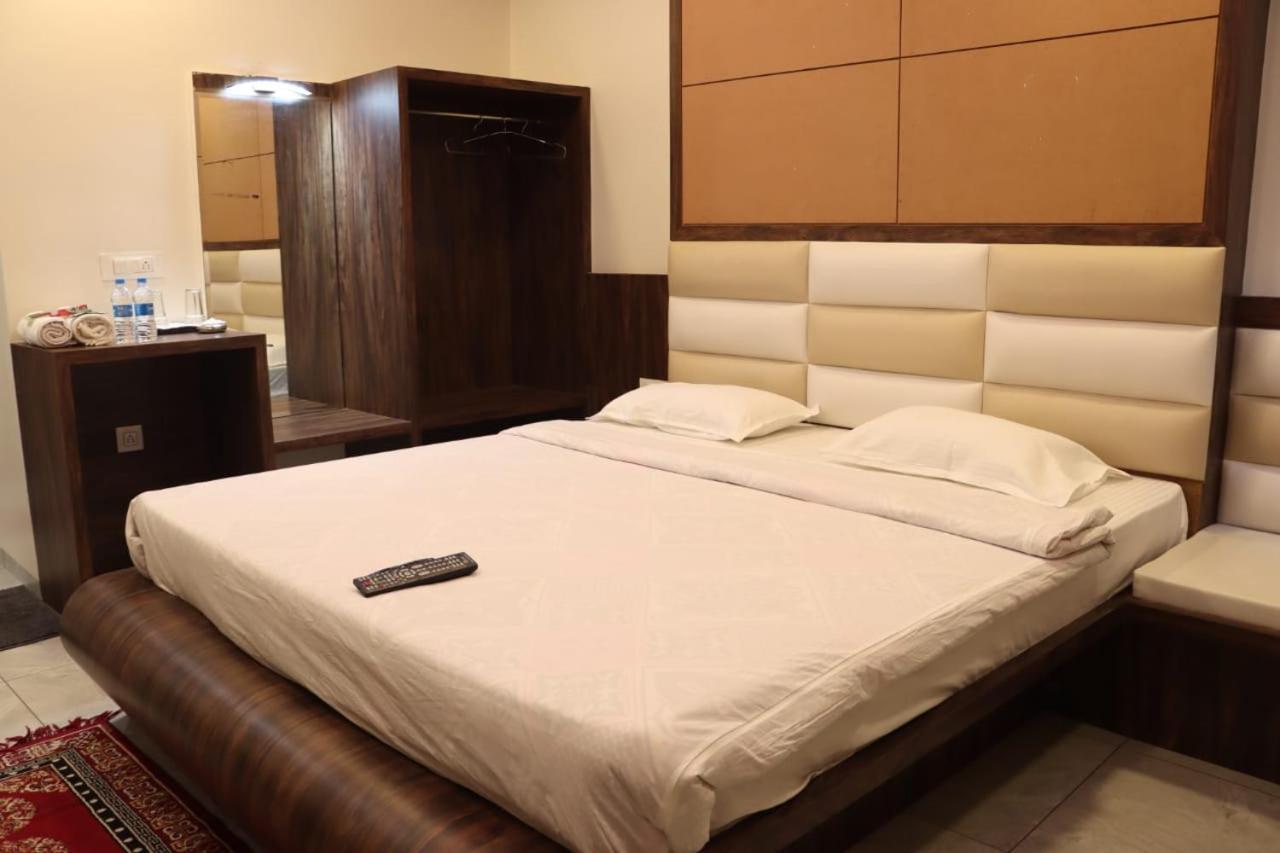 Pawan Executive Tuljapur Esterno foto