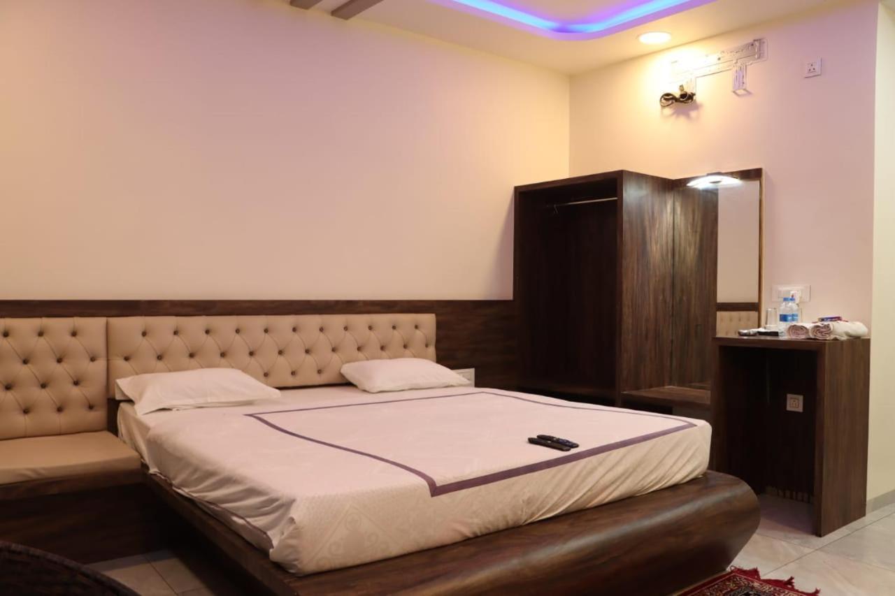 Pawan Executive Tuljapur Esterno foto