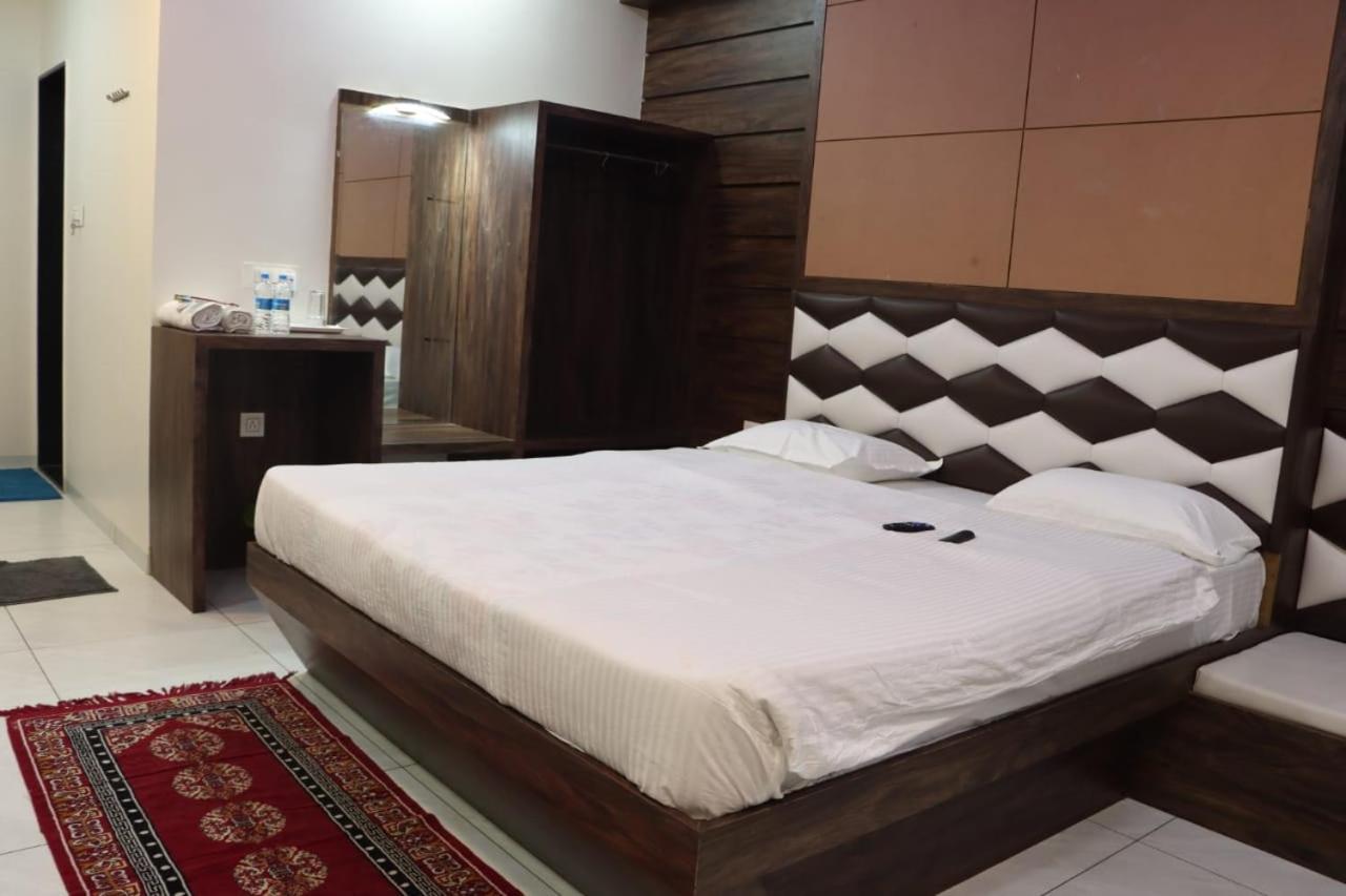 Pawan Executive Tuljapur Esterno foto
