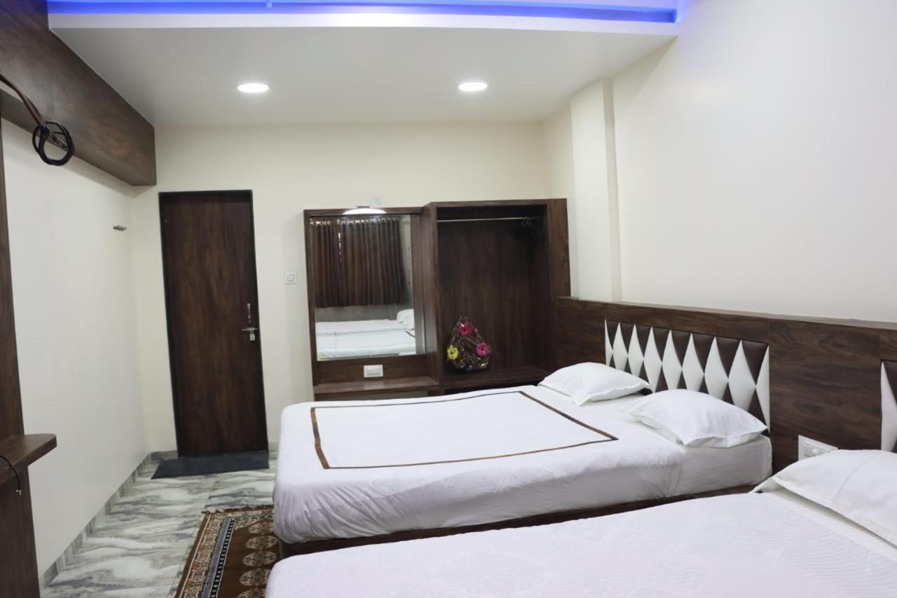 Pawan Executive Tuljapur Esterno foto