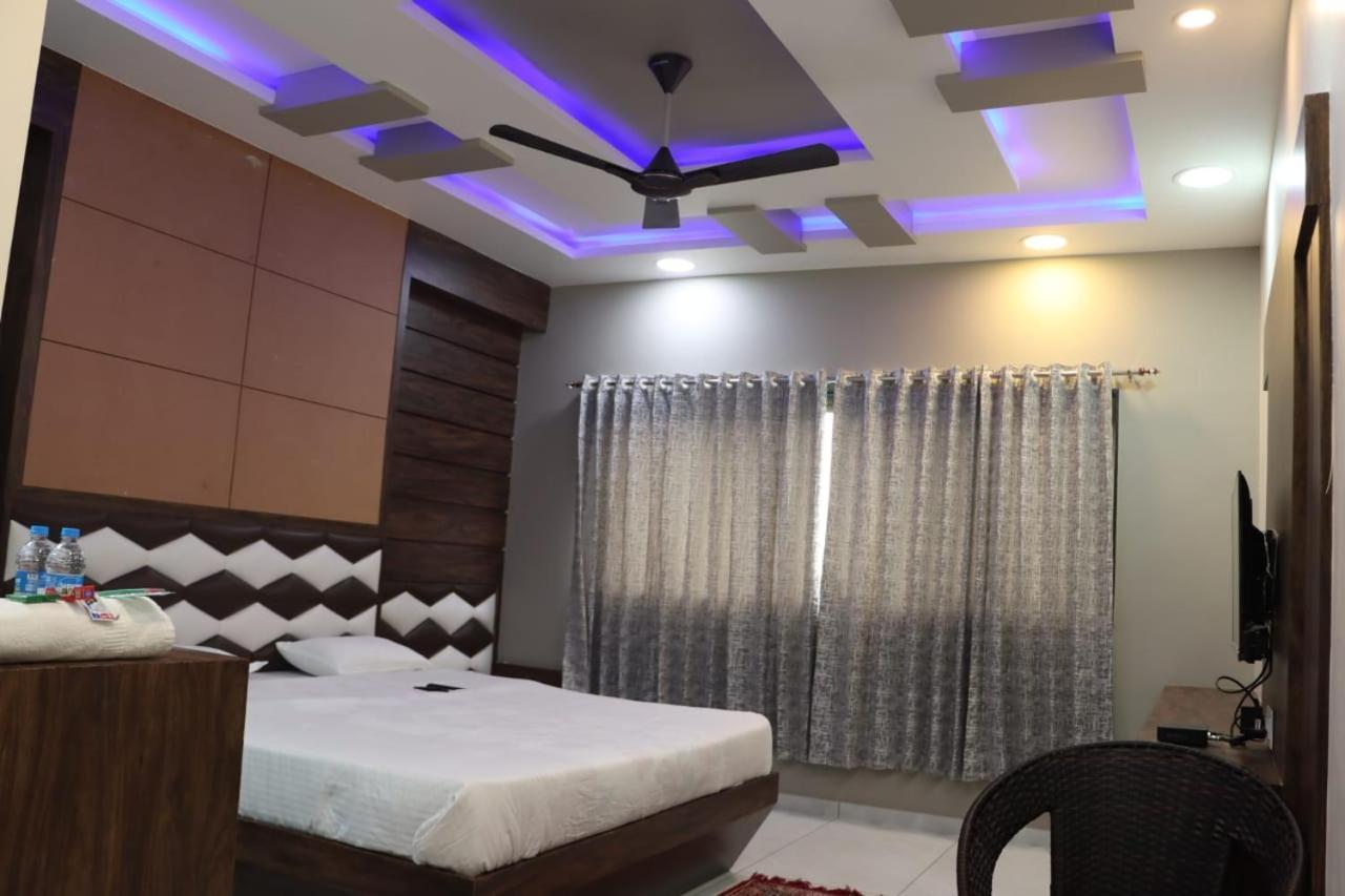 Pawan Executive Tuljapur Esterno foto