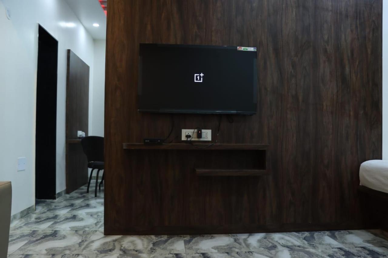 Pawan Executive Tuljapur Esterno foto