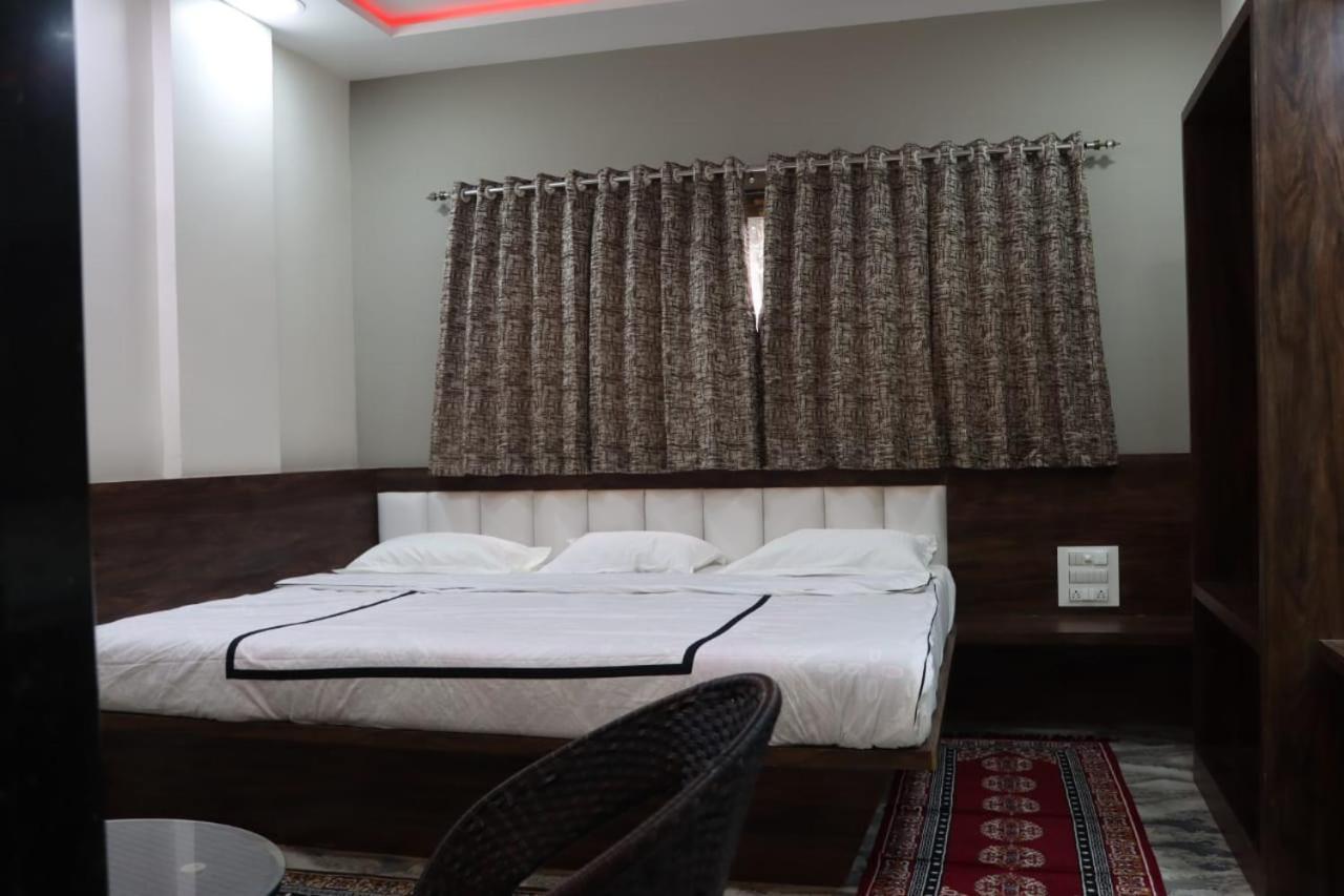 Pawan Executive Tuljapur Esterno foto