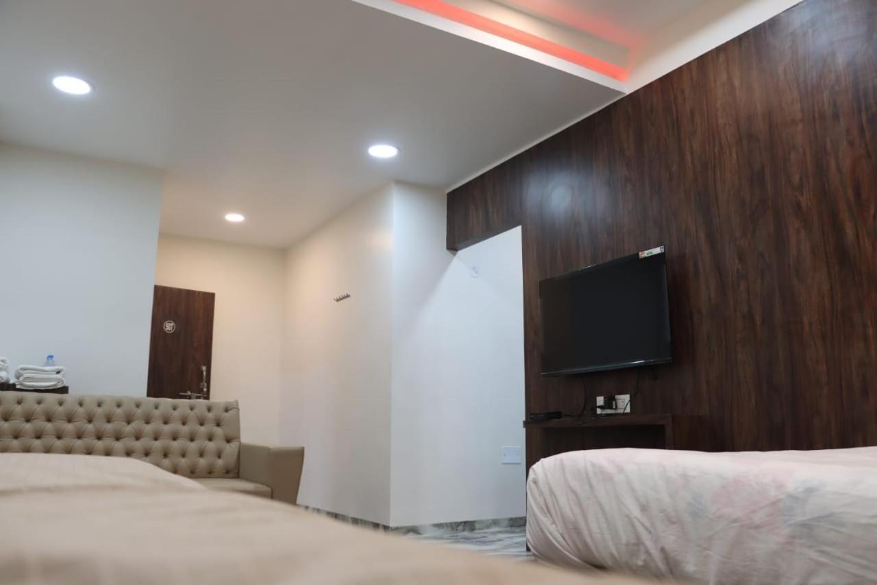 Pawan Executive Tuljapur Esterno foto
