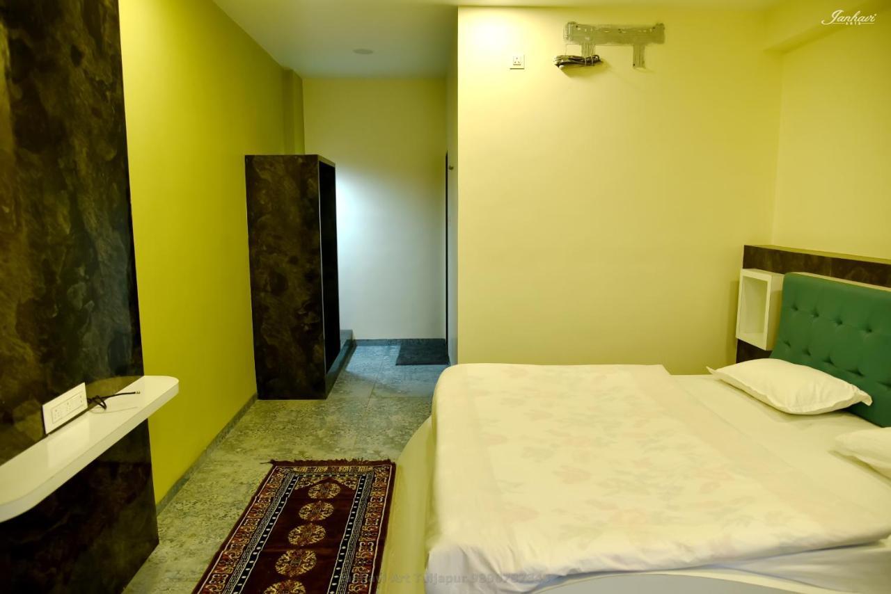 Pawan Executive Tuljapur Esterno foto